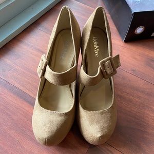 Women’s size 8 tan wedges